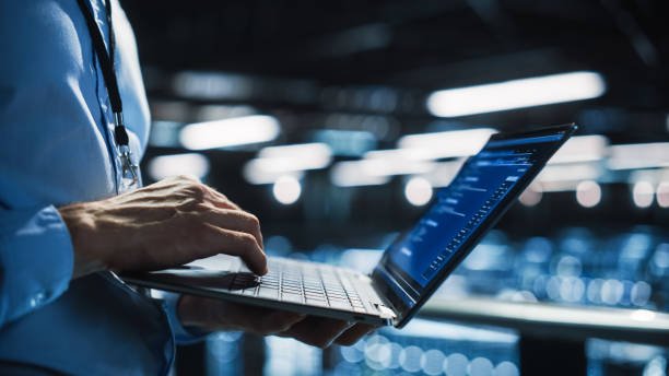 A digitalização na gestão empresarial aumenta eficiência, integração de processos e agilidade na tomada de decisões.