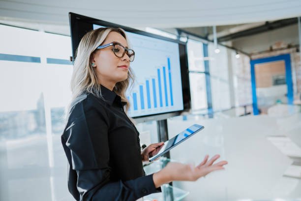 Empresas equilibram crescimento e rentabilidade ao otimizar recursos, controlar custos e ampliar eficiência operacional.