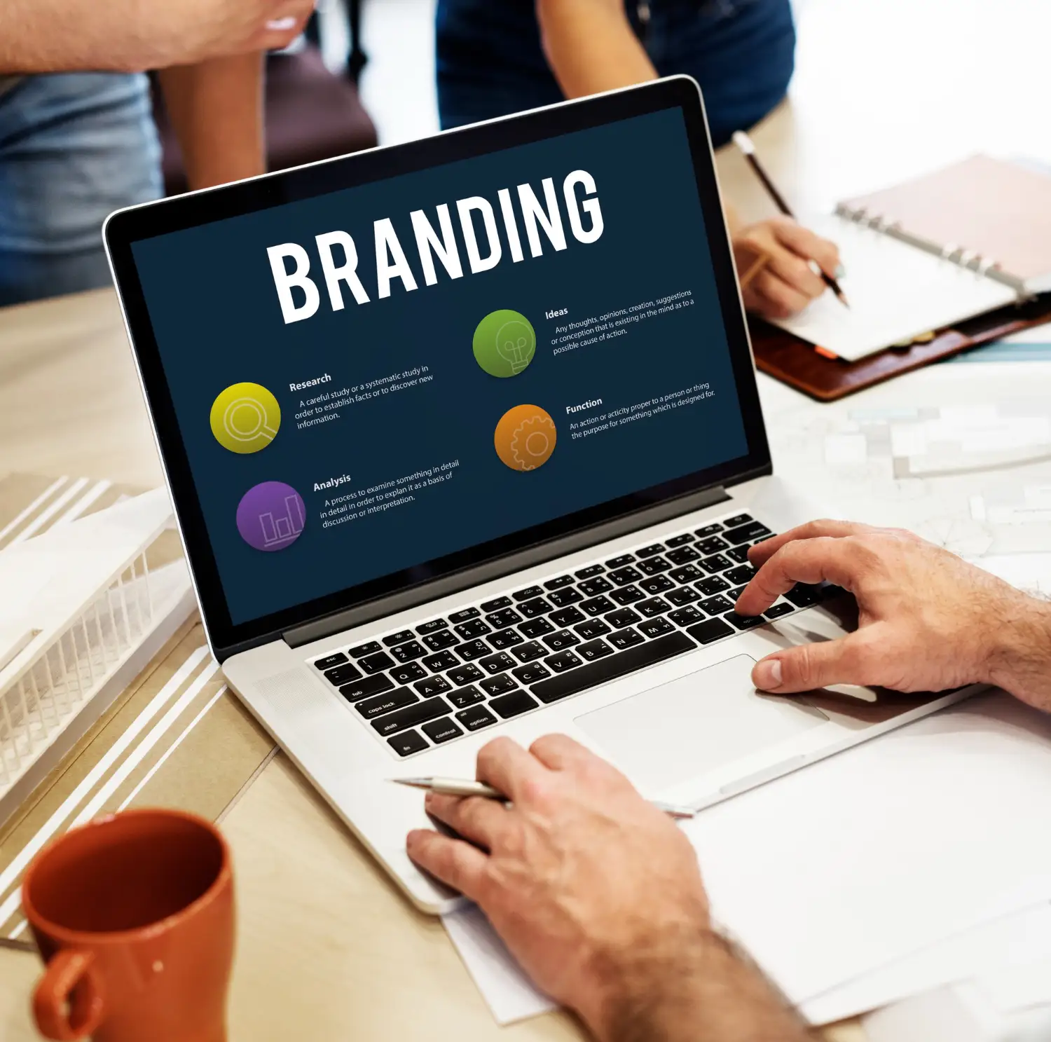 branding pessoal erros que impedem seu crescimento trabalho em laptop 1