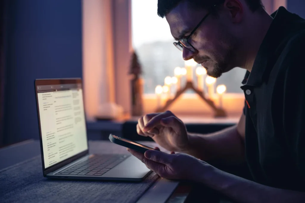 como construir autoridade profissional na internet homem trabalhando no notebook e celular 1