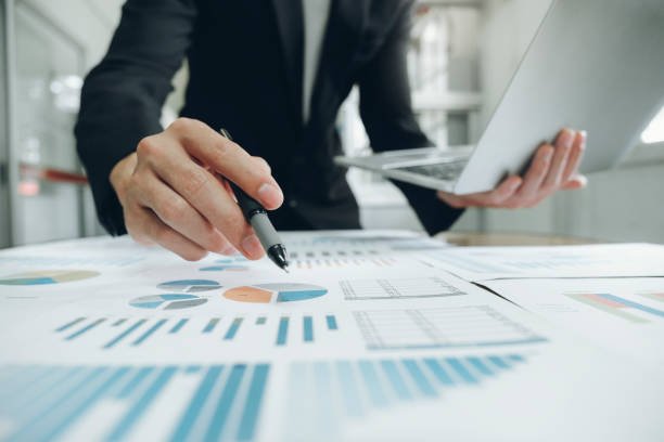 Aprenda a medir o valor comercial de uma comunidade considerando engajamento, retenção, oportunidades, conversões e relacionamento com a marca.