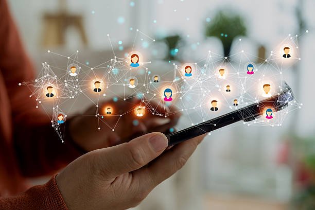 Descubra como transformar seguidores em audiência própria, usando redes sociais para atrair pessoas e canais como newsletters e comunidades para retê-las.